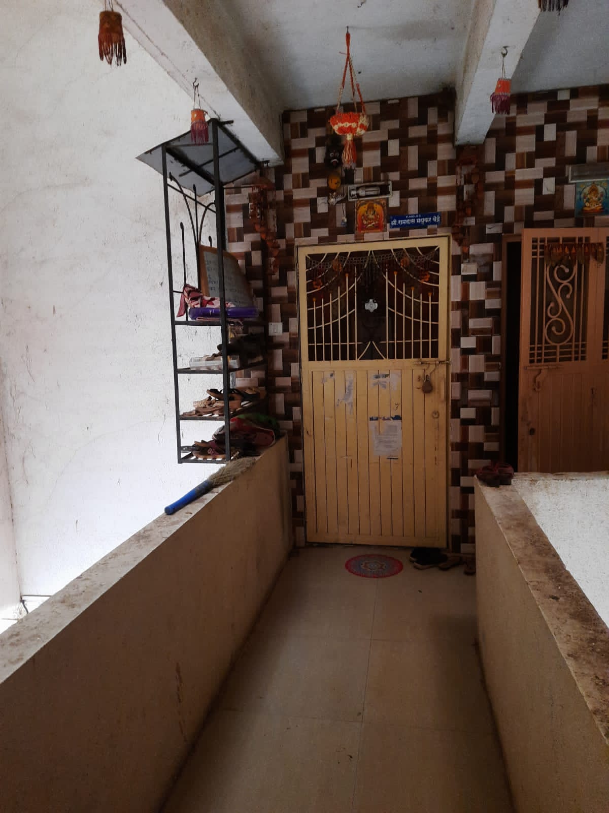 FRONT DOOR (CLOSED)