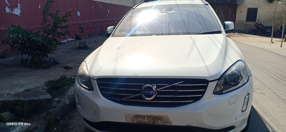 FRONT VIEW OF THE CAR