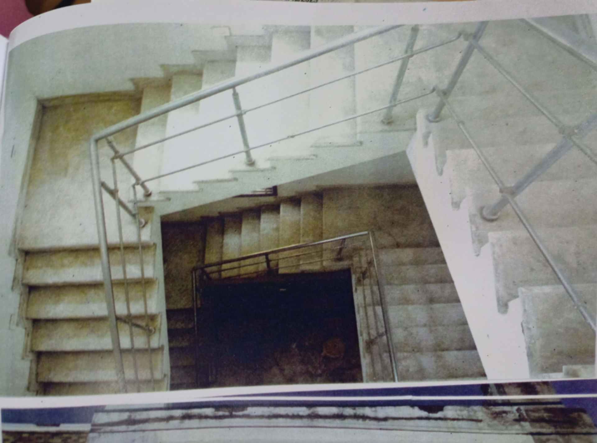 WAY TO FIRST FLOOR